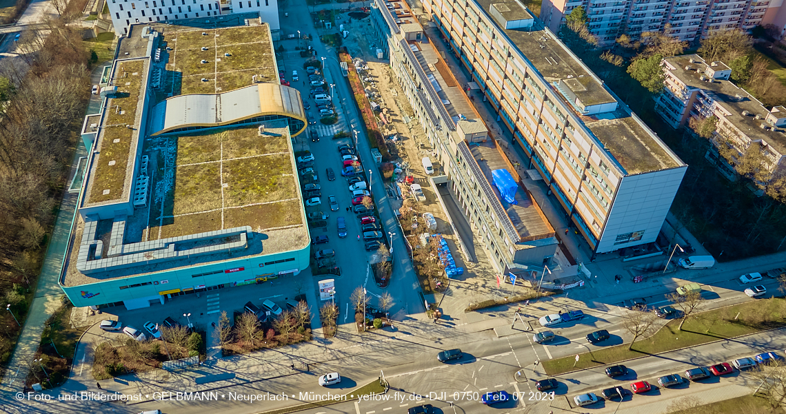 07.02.2023 - Luftbilder von der Montessori Schule im Plettzentrum Neuperlach